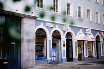 Außenansicht einer Reisebüro-Filiale mit mehreren Schaufenstern.
